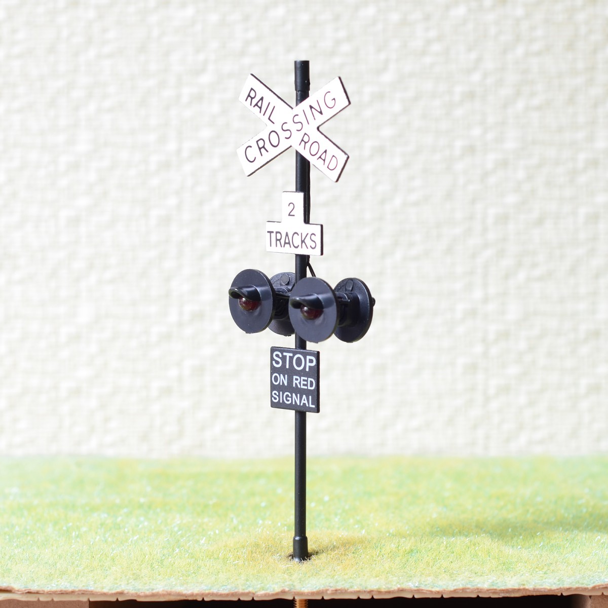 2 x O scale railroad crossing signals 4 heads + 1 circuit board flasher #2BL4X 